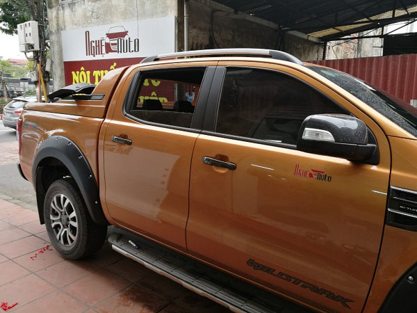 Cua lốp đinh bản to cho xe Ford Ranger