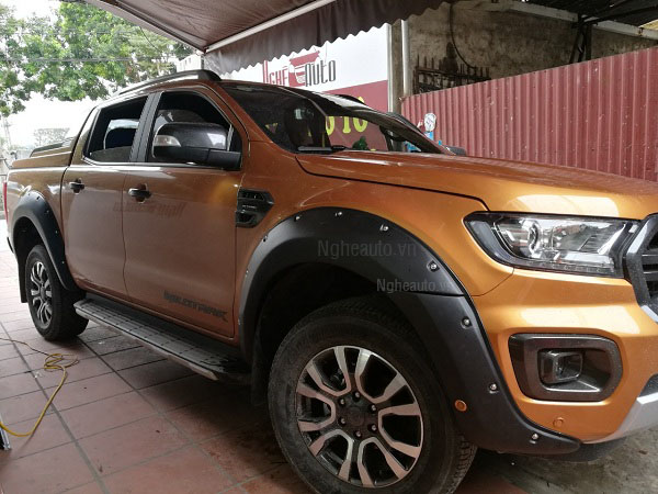 Cua lốp đinh bản to cho xe Ford Ranger