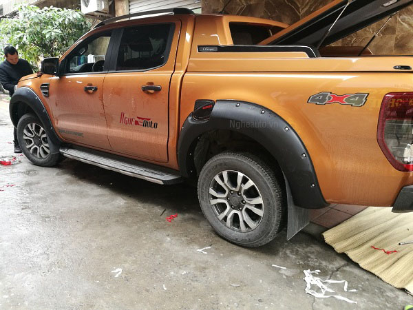 Cua lốp đinh bản to cho xe Ford Ranger