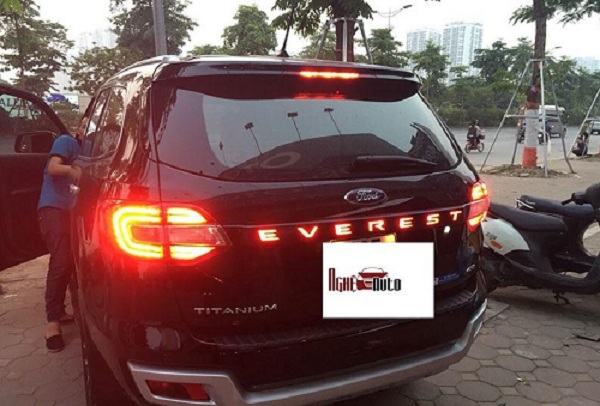Đèn hậu LED miếng trong cho xe Ford Everest