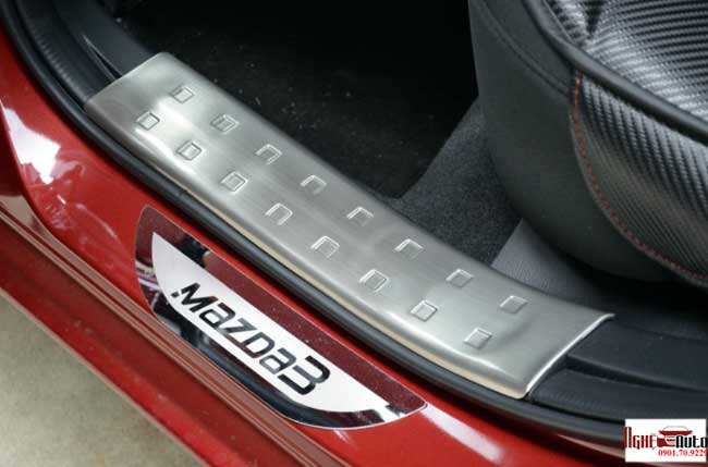 ốp bậc cửa chống xước cho xe Mazda 3