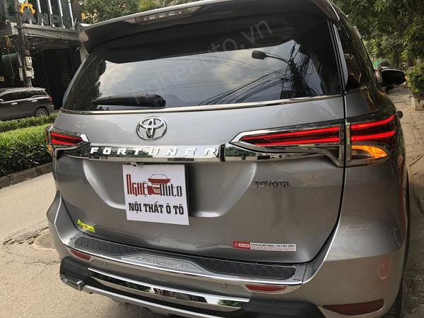 Tay mở cốp có đèn LED cho Toyota Fortuner