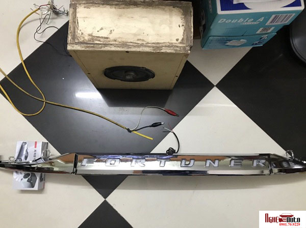 Tay mở cốp có đèn LED cho Toyota Fortuner