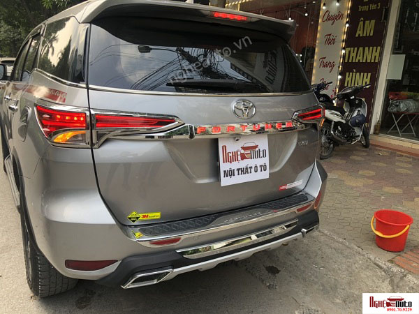Tay mở cốp có đèn LED cho Toyota Fortuner