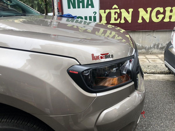 Trang trí viền đèn pha màu đen Ranger 2016