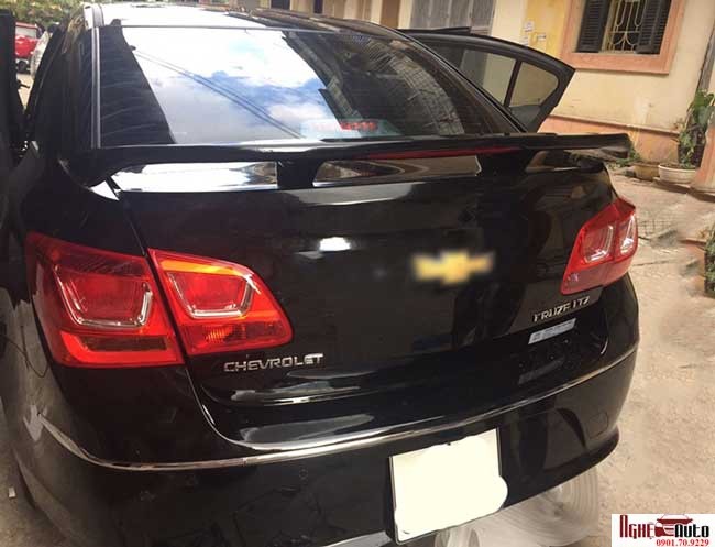 Đuôi gió khung cao có đèn Chevrolet Cruze