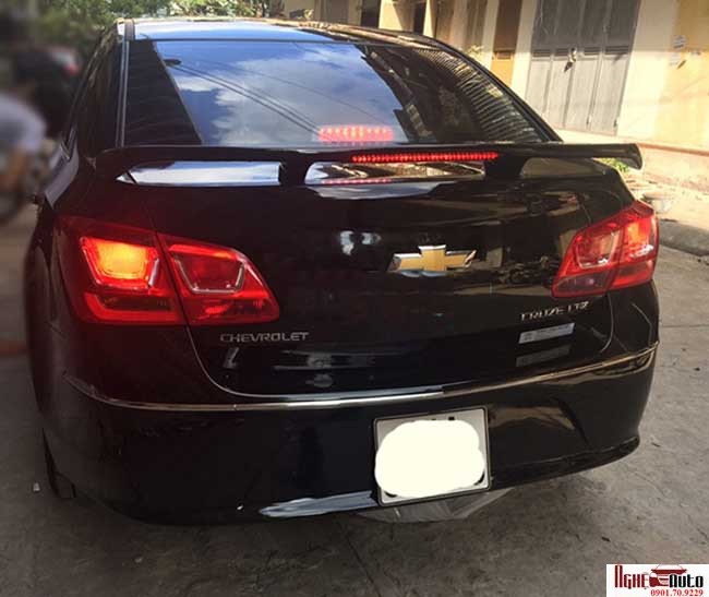 Đuôi gió khung cao có đèn Chevrolet Cruze