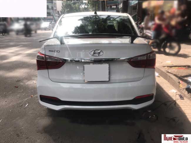 Đuôi gió khung cao có đèn Hyundai i10