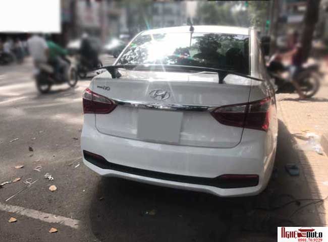 Đuôi gió khung cao có đèn Hyundai i10