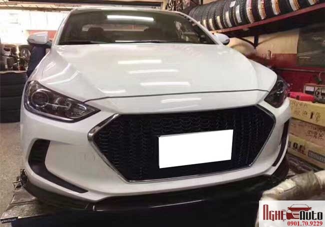 Mặt ca lăng và logo độ Hyundai Elantra 2016