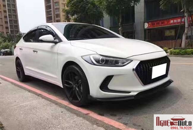 Mặt ca lăng và logo độ Hyundai Elantra 2016