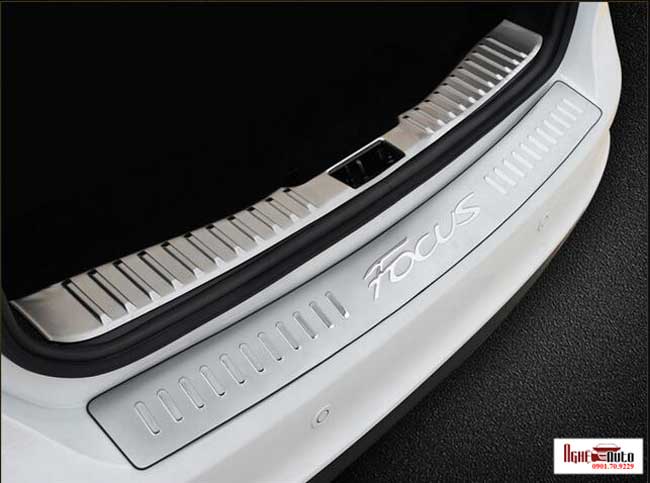 Ốp chống trầy cốp ngoài Ford Focus 2017-2018
