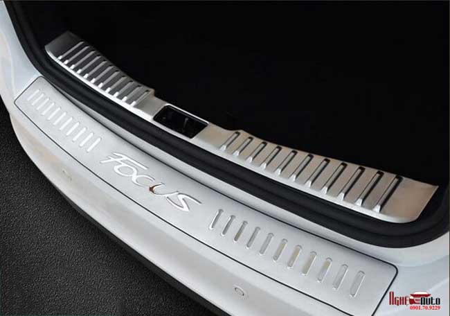 Ốp chống trầy cốp ngoài Ford Focus 2017-2018