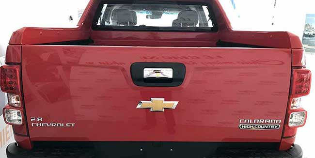 op-tay-mo-cop-sau-xe-chevrolet-colorado-1