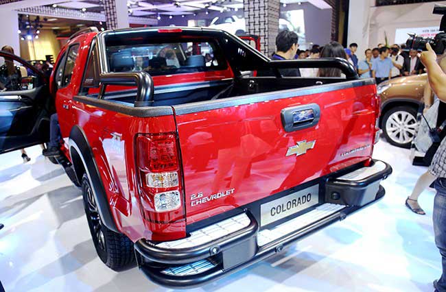 op-tay-mo-cop-sau-xe-chevrolet-colorado-3