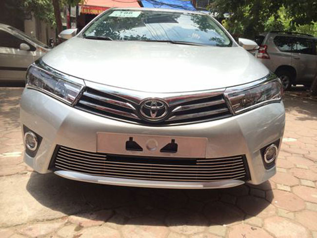 Ốp trang trí mặt ca lăng kẻ ngang Corolla Altis