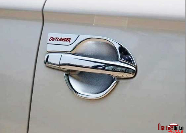 Ốp hõm cửa Mitsubishi Outlander 2018