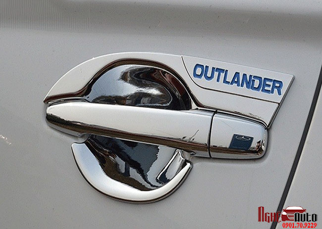 Ốp hõm cửa Mitsubishi Outlander 2018