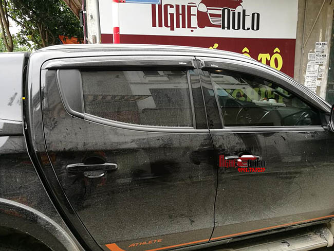Vè che mưa xe Mitsubishi Triton 2019