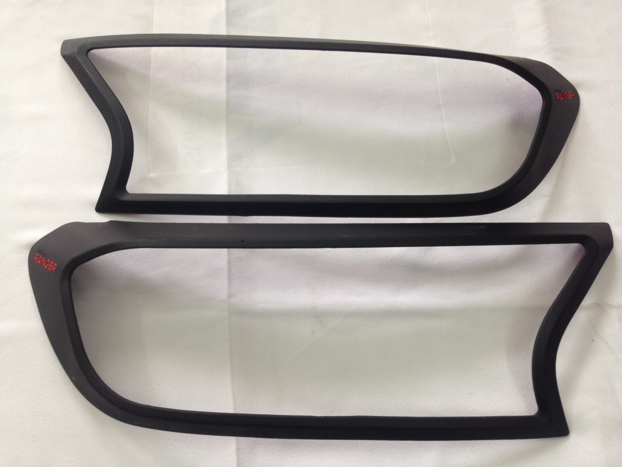 Trang trí viền đèn pha màu đen Ranger 2016